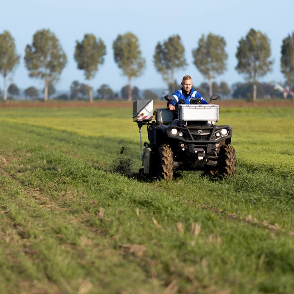 keurmeester neemt grondmonsters met de quad